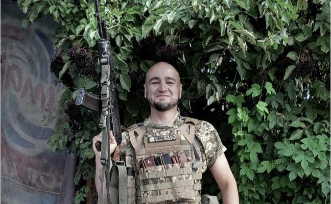Артем Полежака — воїн і поет. Фото з календаря «Письменники на захисті України»