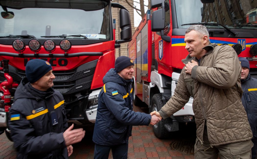 Мер Києва передав пожежно-рятувальні авто вогнеборцям. Фото: пресслужба Кличка