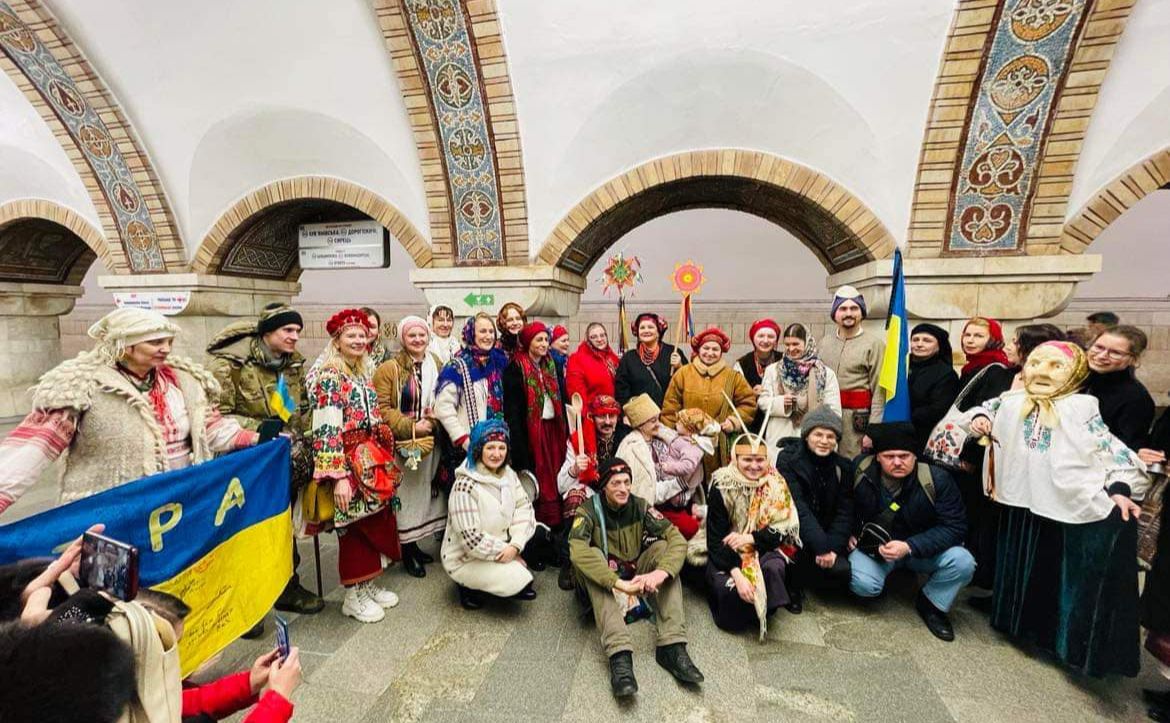 Щедрувальники у метро. Фото: Київська коляда