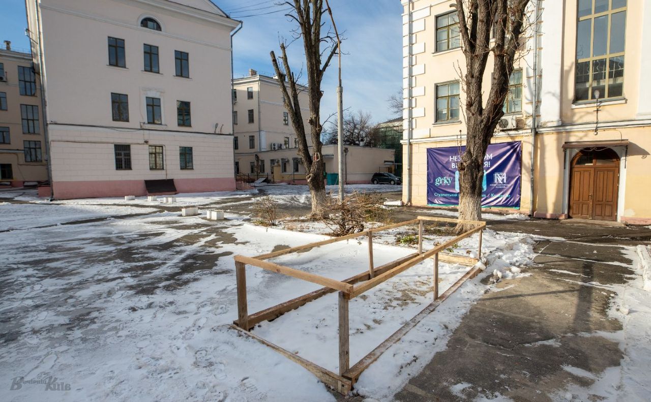 Другий корпус Могилянки частково розміщується на фундаментах зруйнованого собору. Фото: Олексій Самсонов