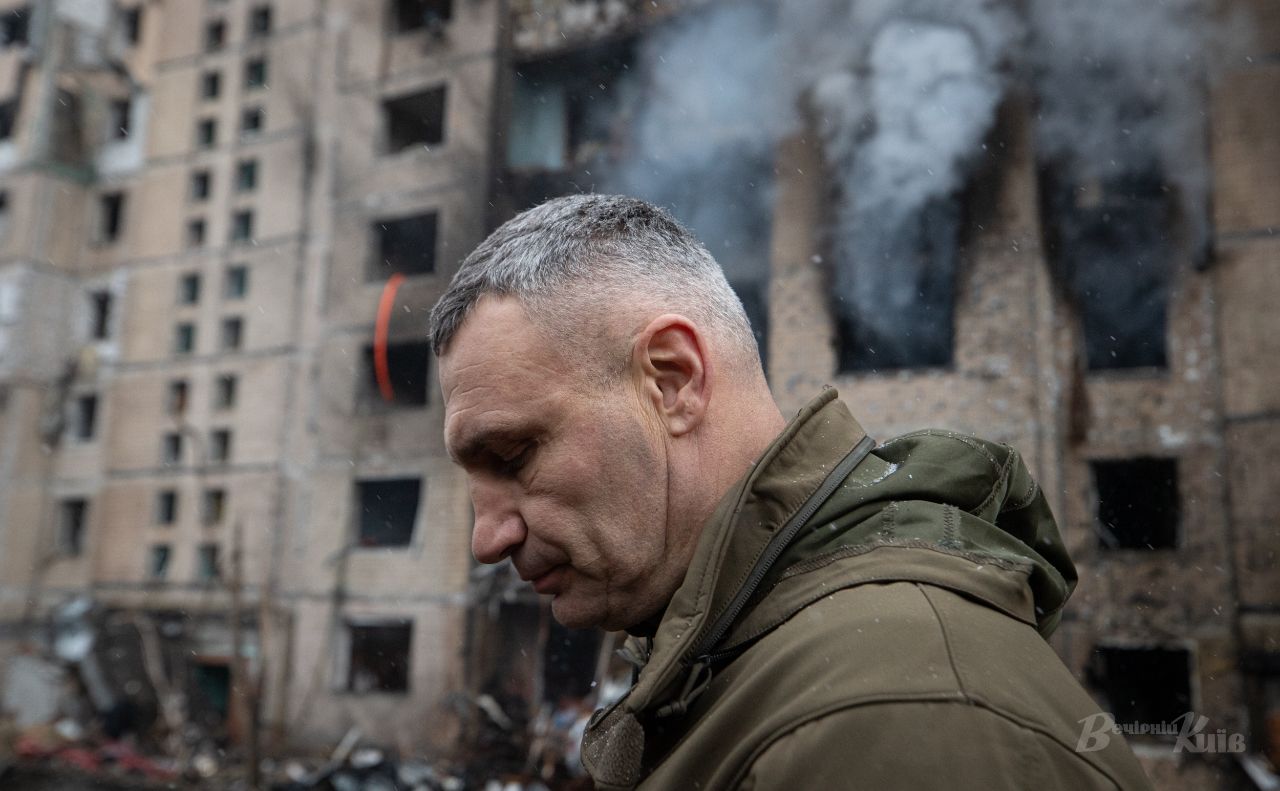 Київський міський голова біля будинку, пошкодженого російськими терористами. Фото: Олексій Самсонов