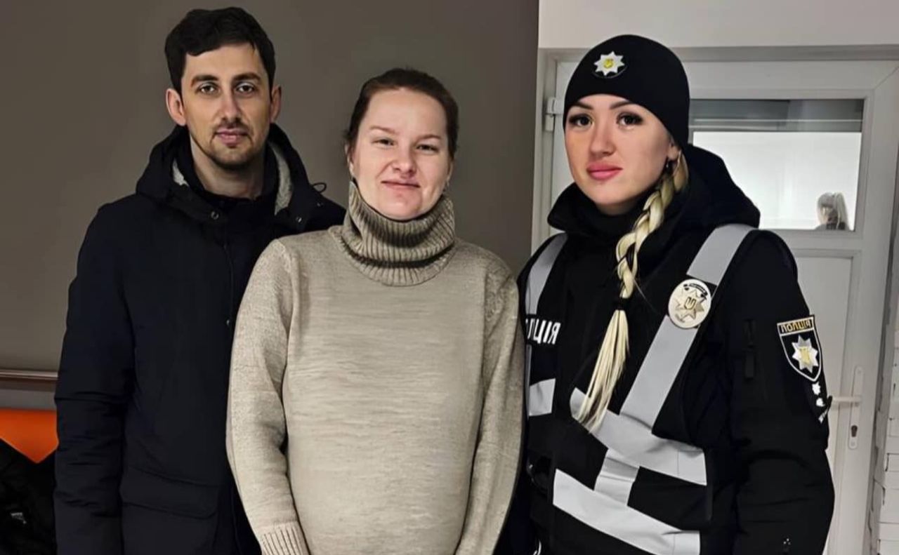 Патрульні з мешканкою з Софіївської Борщагівки. Фото: Поліція Київщини