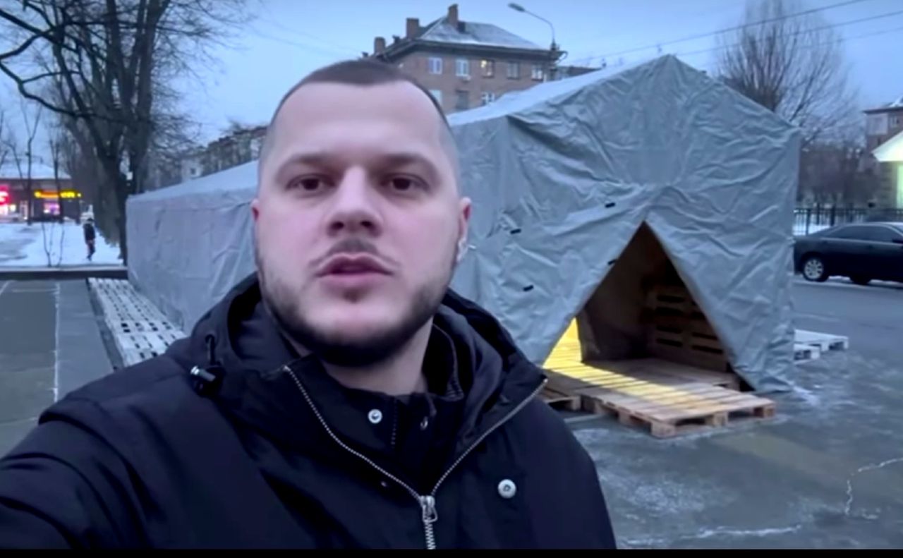 Керівник Дарницького району біля Пункту незламності. Фото скрин відео М.Калашник/Facebook