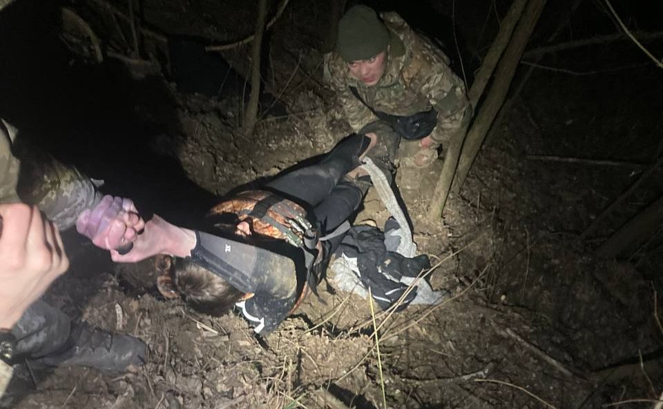 Через переохолодження чоловік не міг самотужки вибратися з води. Фото: Держприкорджонслужба