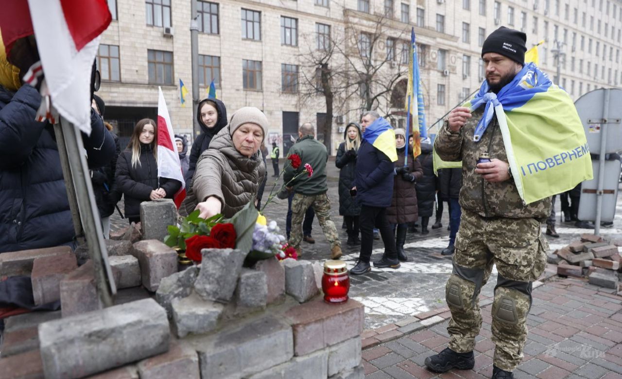 Вашнування пам’ят перших Героїв Небесної Сотні на вулиці Грушевського у Києві. Фото: Борис Корпусенко