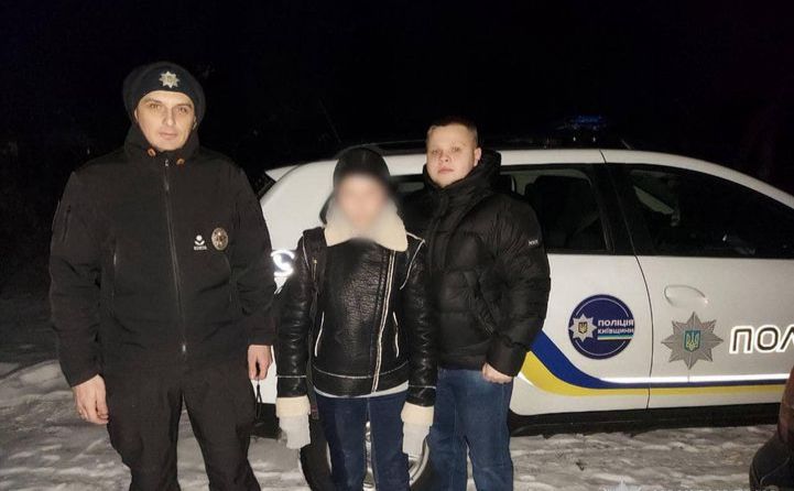 Патрульні зі знайденим хлопчиком. Фото: Поліція Київщини