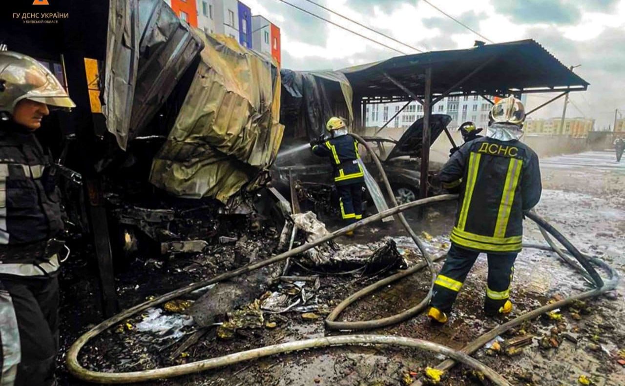 У ДСНС Київщини показали ліквідацію наслідків ракетної атаки у двох районах. ФОТО, ВІДЕО