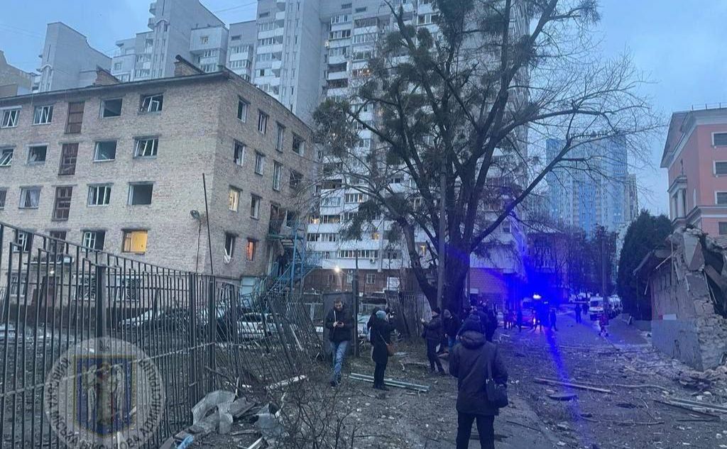 Наслідки ранкового обстрілу Києва. Фото: КМВА
