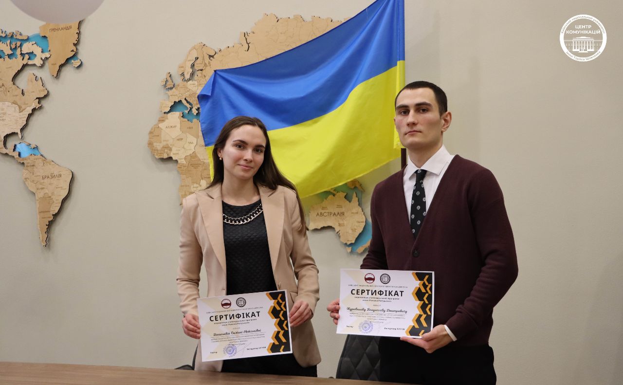 Її отримали Владислав Журавльов та Сніжана Васильєва. Фото: Центр комунікацій КНУ