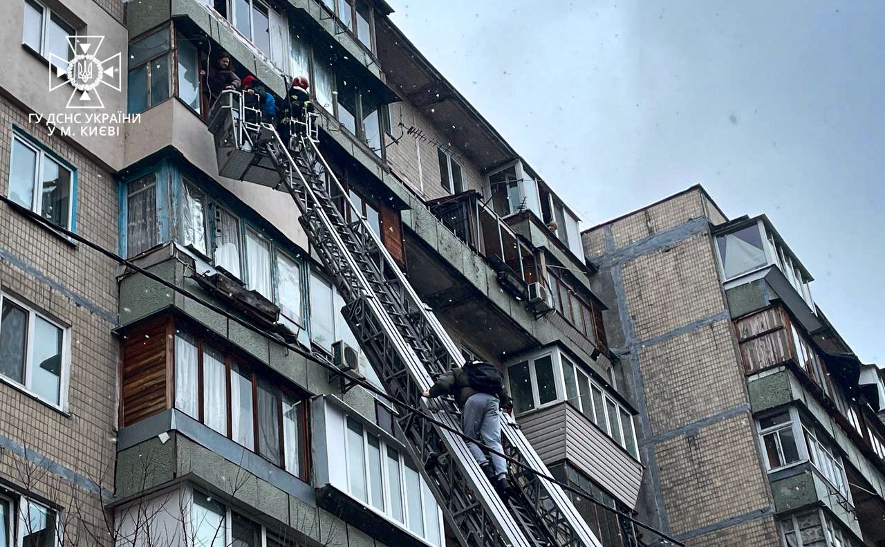 Мешканців верхніх поверхів евакуювали. Фото: ГУ ДСНС України у м. Києві