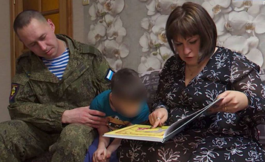 Фото з сюжету про усиновленого хлопчика телеканалу «Россия 1»