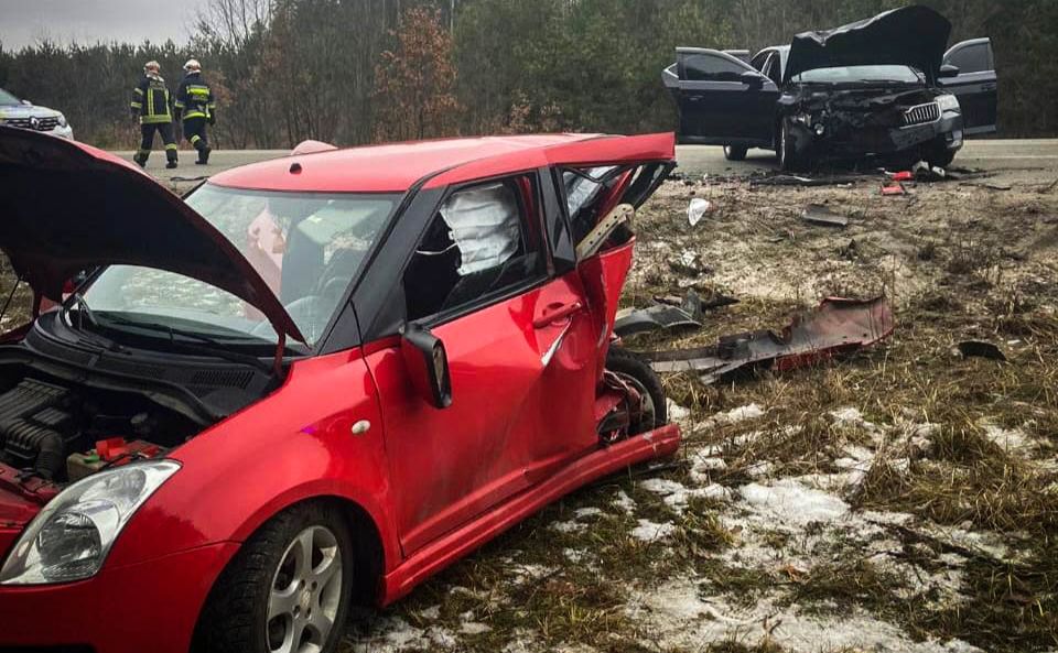 Внаслідок ДТП обидва авто вилетіли з дороги. Фото: ГК ДСНС у Київській області
