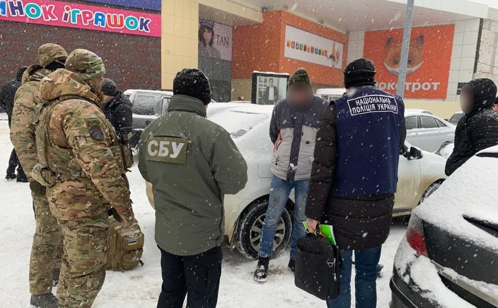 Афериста затримали на «гарячому». Фото: Нацполіція