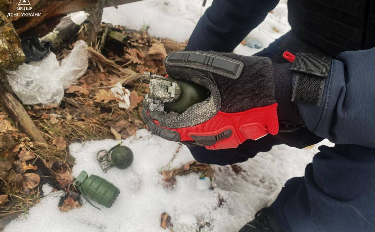 Одна зі знахідок в руці у вибухотехніка ДСНС. Фото: ДСНС України