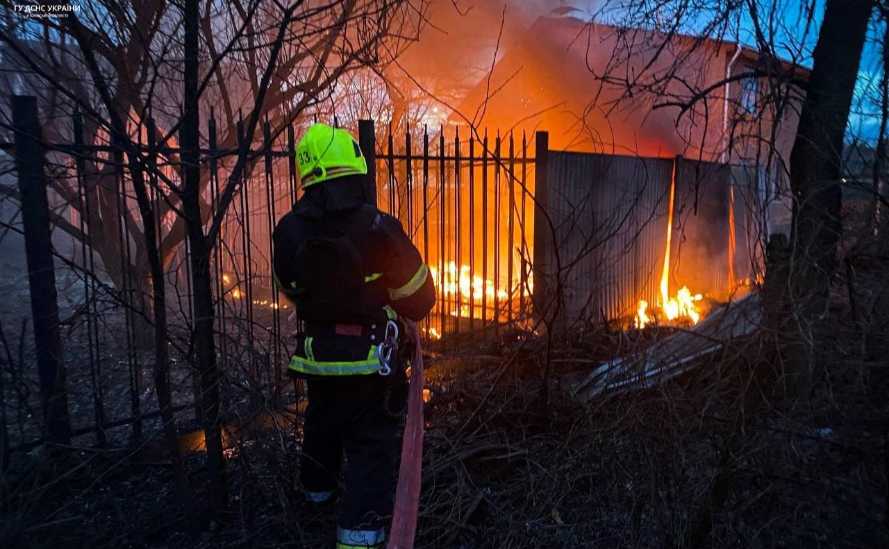 Рятувальник приборкує вогонь на подвір’ї. Фото: ГУ ДСНС у Київській області