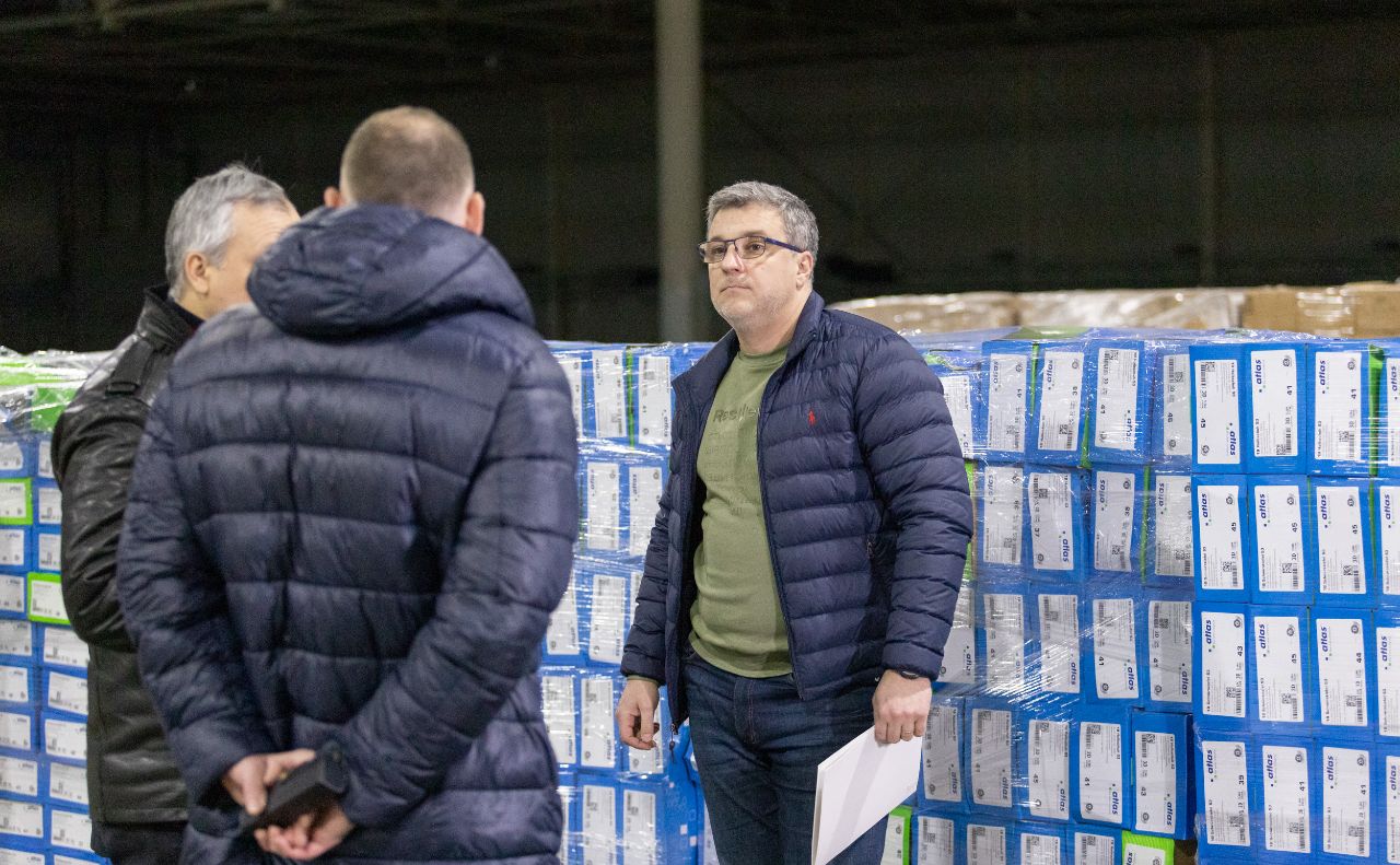 Валентин Мондриївський під час прийому товарів у Гумштабі. Фото: КМДА
