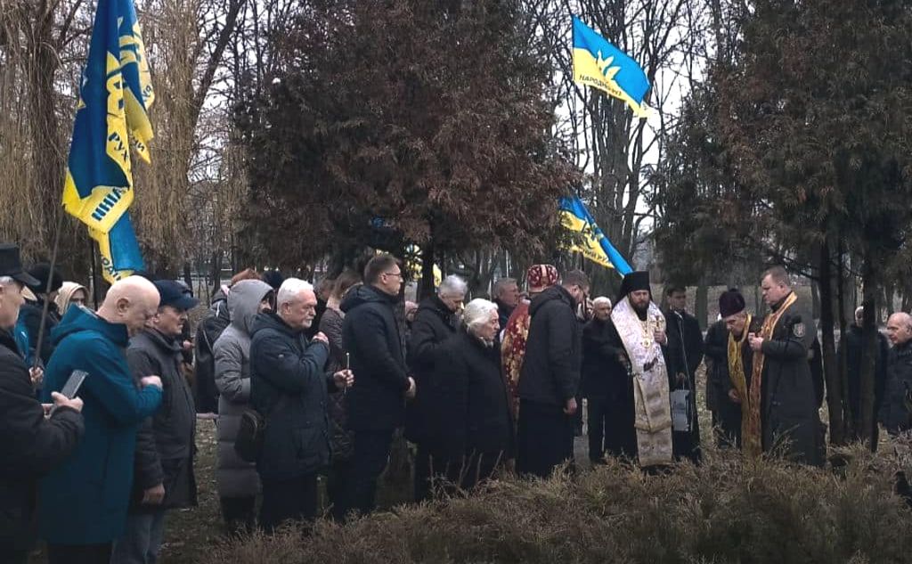 Під час панахиди у Бабиному Яру. Фото: МКІП