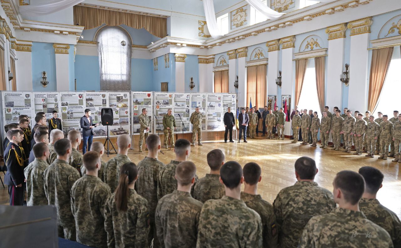 Ліцеїсти зустрілись з військовими істориками та героями російсько-української війни. Фото: Борис Корпусенко