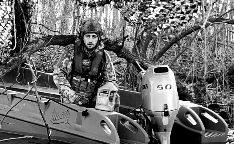 Олександр Лавренюк у військовому човні. Фото: КПІ