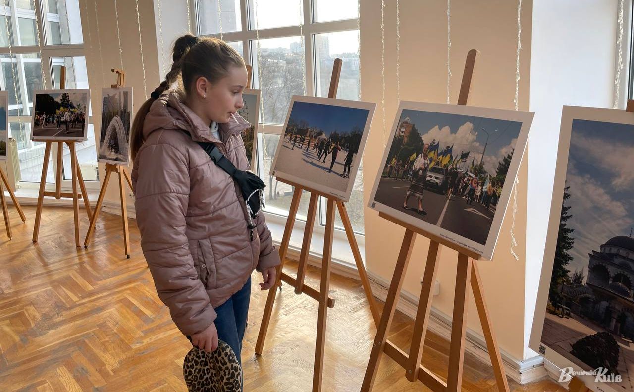 Світлини з мирного життя міста Марії в експозиції музею. Фото: Тетяна Асадчева