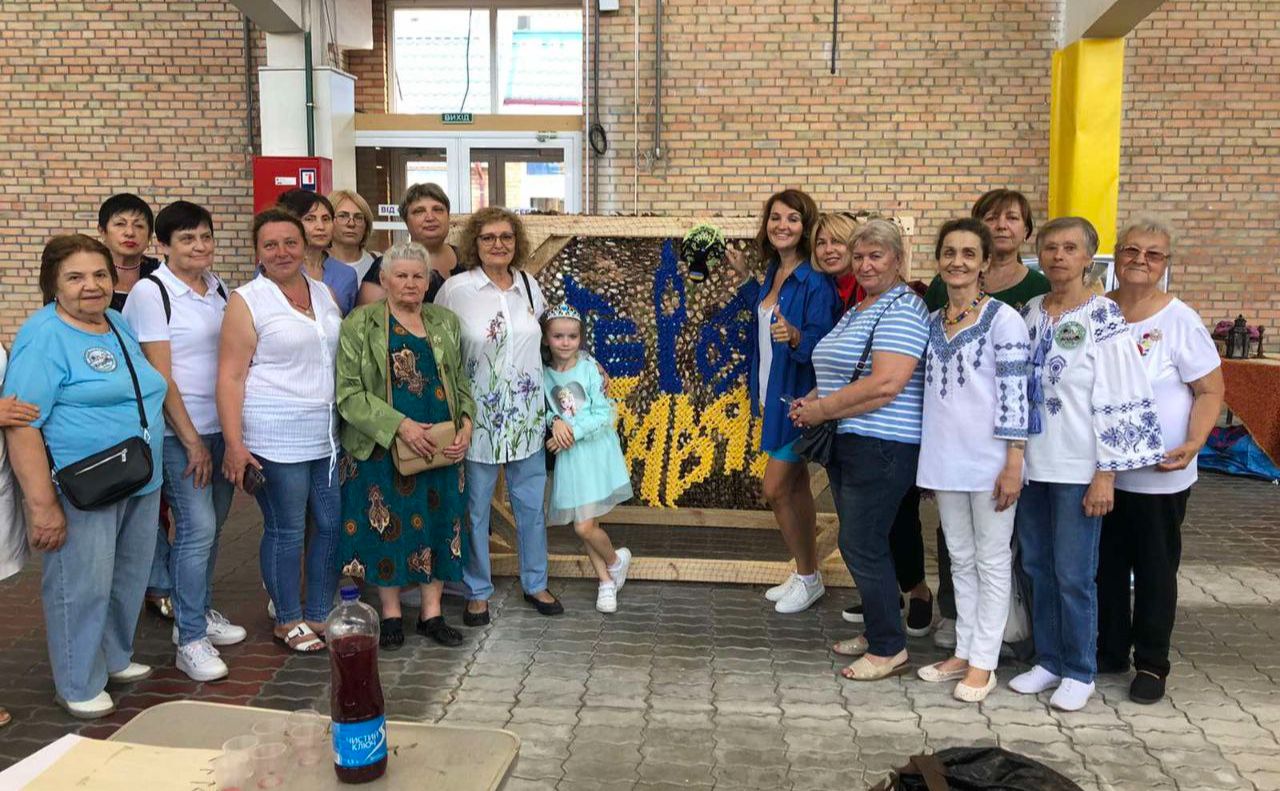 Активні кияни плетуть маскувальні сітки для військових. Фото надане Наталією Ніколаєнко