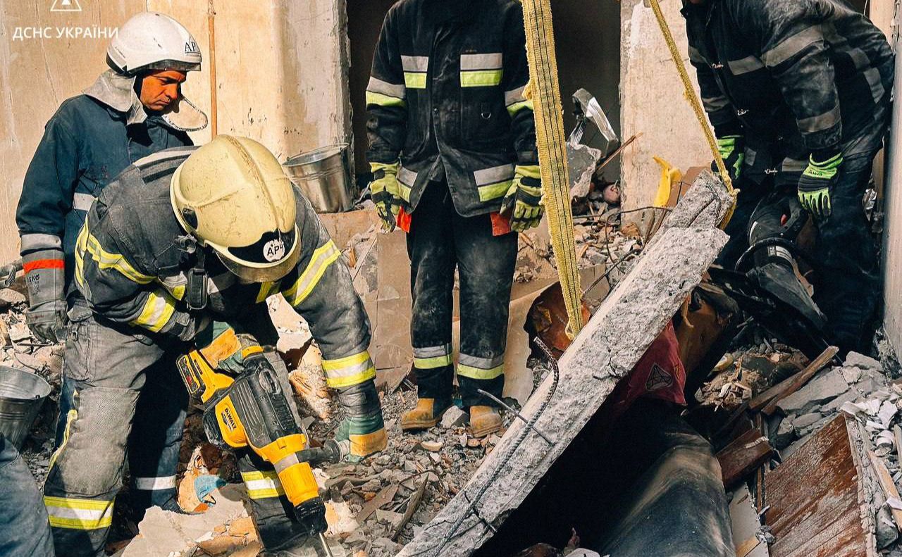 Рятувальники розбирають завали на місці зруйнованого «шахедом» під’їзду. Фото: ГУ ДСНС Одеської області