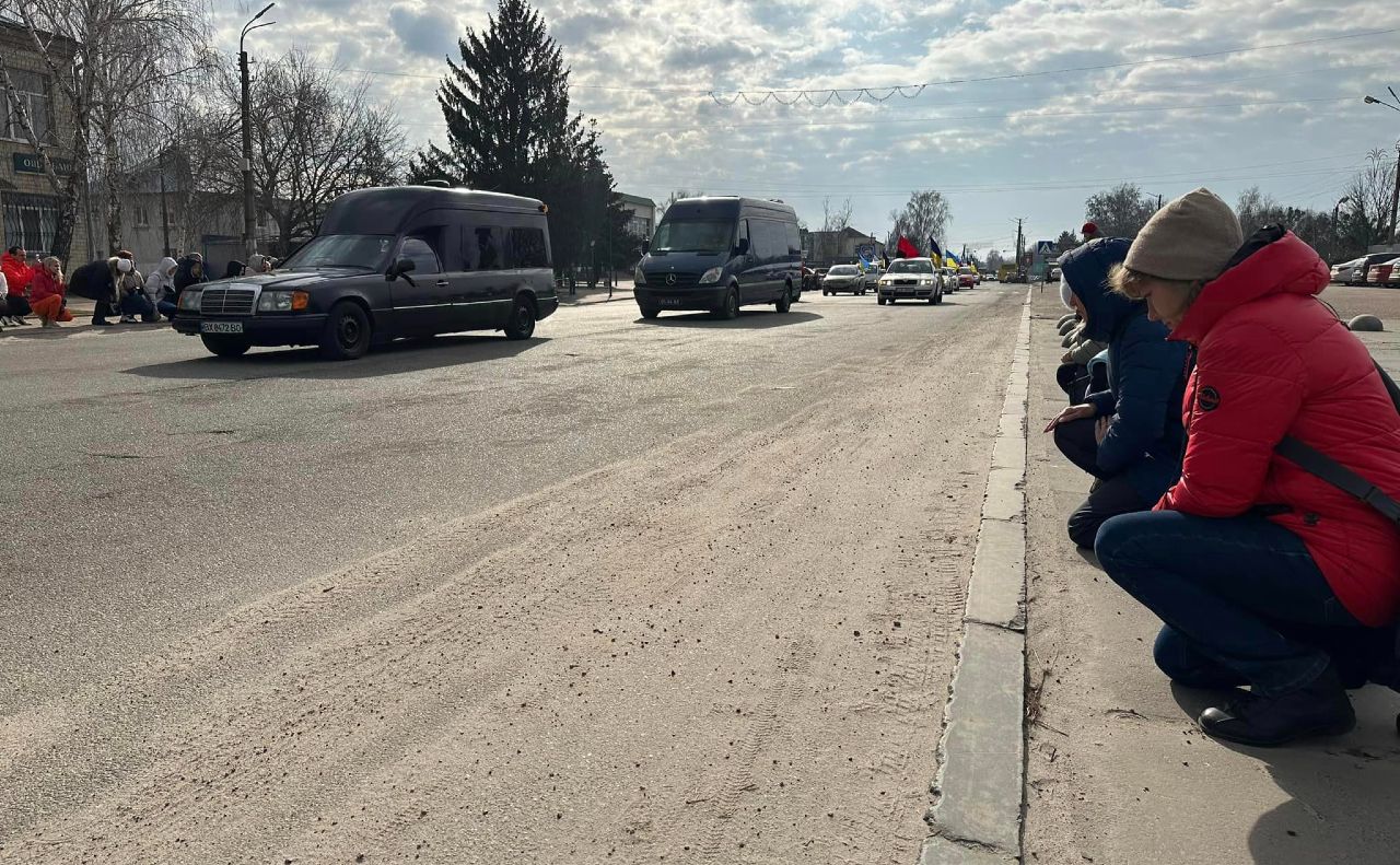 Труну з тілом Захисника односельці зустрічали навколішках. Фото: Яготинська міська рада