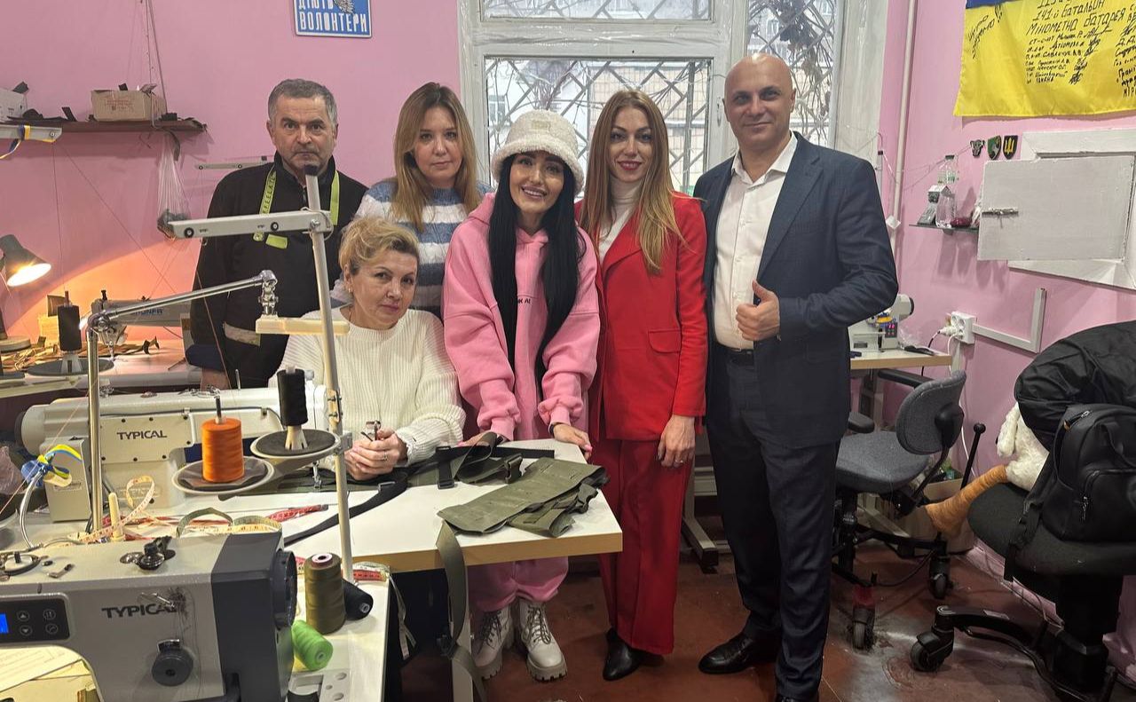 Разом з однодумцями-волонтерами допомагали ТРО та ЗСУ. Фото: з архіву Наталії Носової