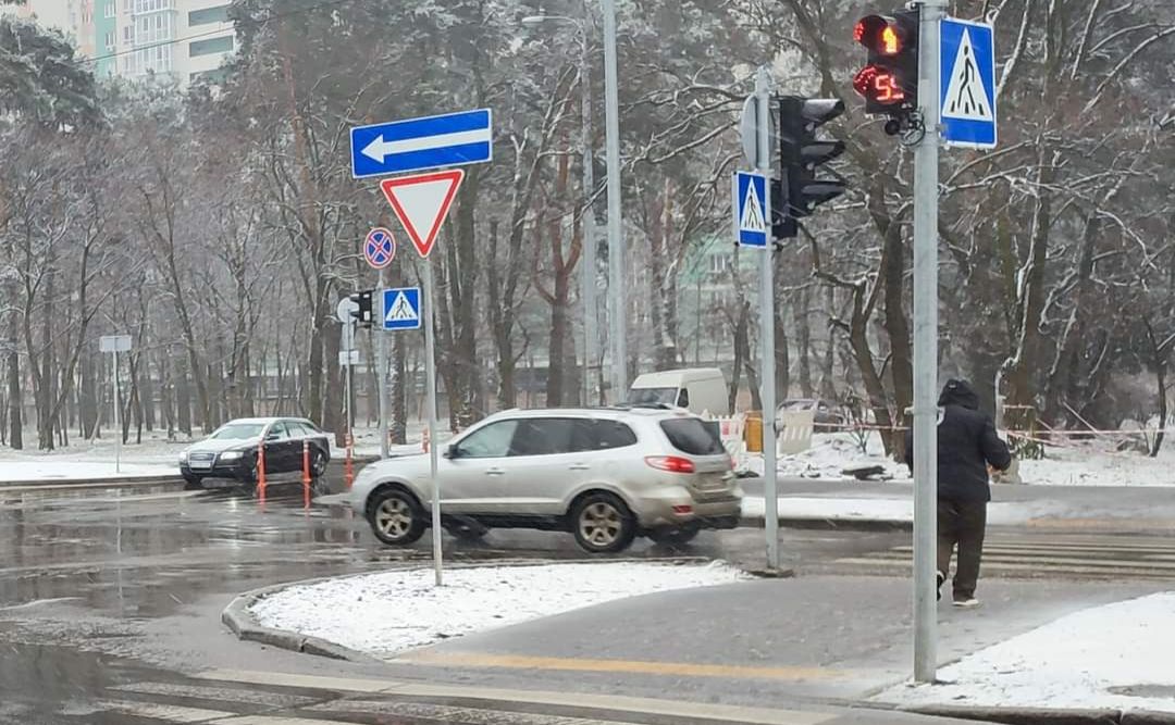 Інклюзивний перехід на перехресті вулиць Алішера Навої-Воскресенська. Фото: КМДА