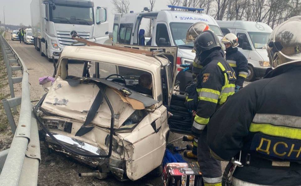 Тіло загиблого деблокували рятувальники. Фото: Нацполіція