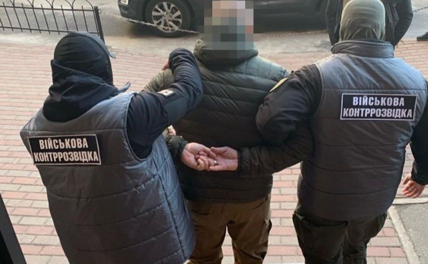 «Крота» виводять розвідники з приміщення КОВА. Фото: СБУ