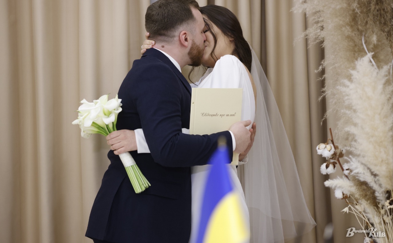 Це особливо важливо для пар, які через війну не можуть бути поруч. Фото: Борис Корпусенко