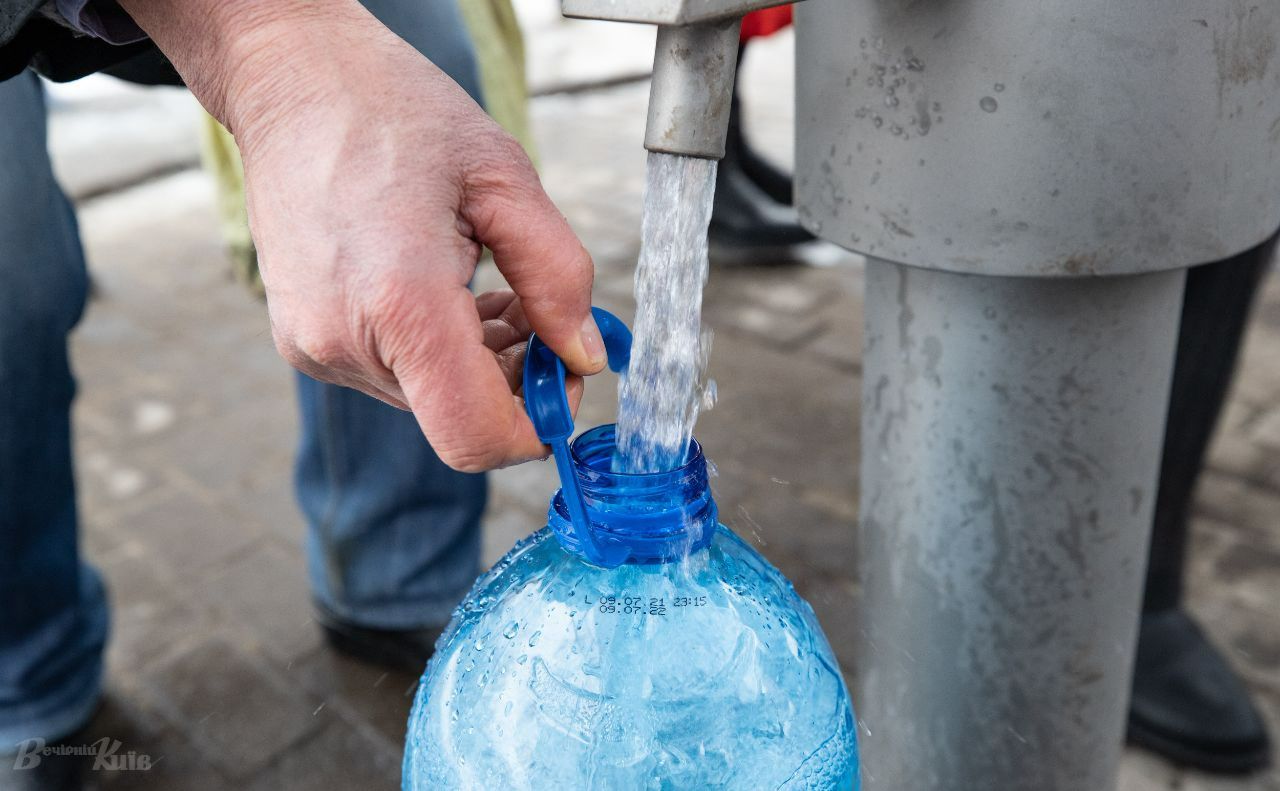 Для киян підвезли питну воду. Фото ілюстративне: Олексій Самсонов