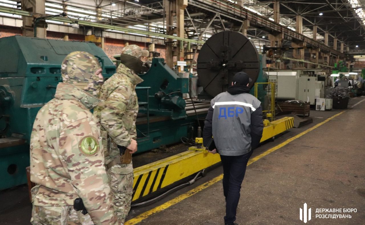 Слідчі ДБР на підприємстві концерну. Фото: ДБР