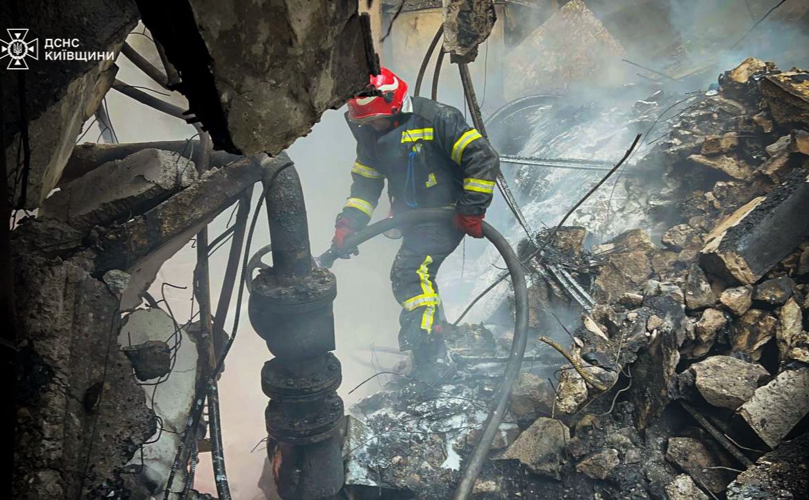 Вогнеборець на ліквідації пожежі після російського обстрілу. Фото: ДСНС Київської області