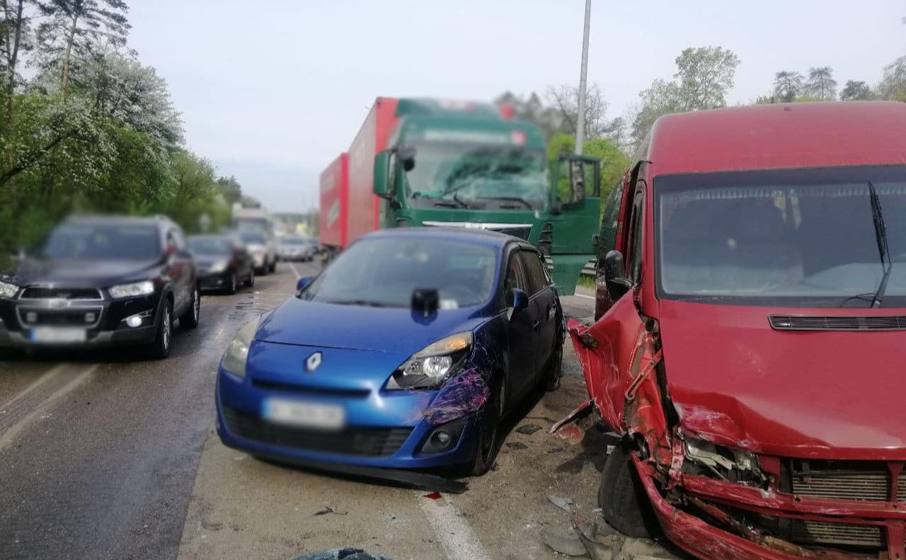 Водій вантажівки в’їхав у задню частину мікроавтобуса, а той зачепив ще кілька машин. Фото: Поліція Києва