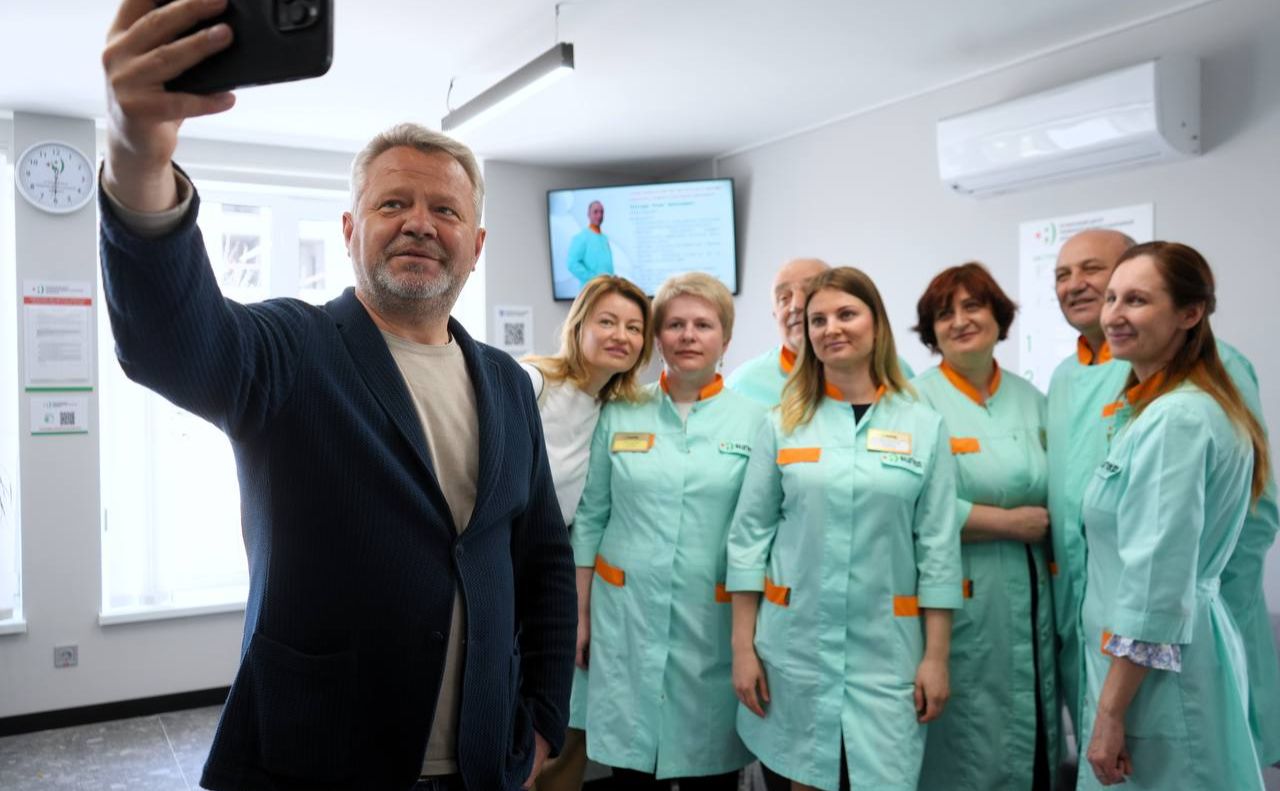мер Бучі Анатолій Федорук з медичним персоналом. Фото: ТГ Анатолія Федорука