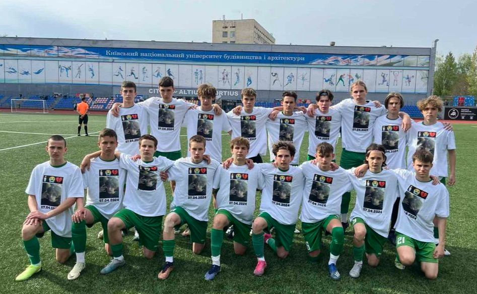 Гравці команди «Зміна-Оболонь» у формі з зображенням загиблого Максима Матерухіна. Фото: Суспільне