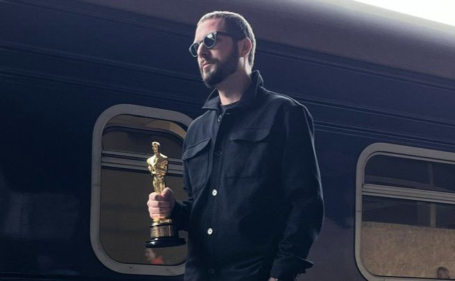 Мстислав Чернов зі статуеткою «Оскар» на київському вокзалі. Фото: Артхаус Трафік