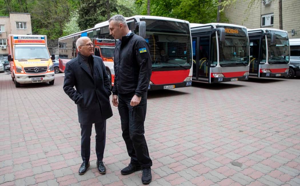 Кличко та Ченчер під час передачі транспортних засобів. Фото: Михайло Криволапов