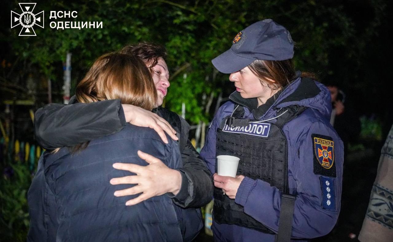 Психологи ДСНС підтримують одеситів, що залишились без даху над головою. Фото: ГУ ДСНС у Одеській області