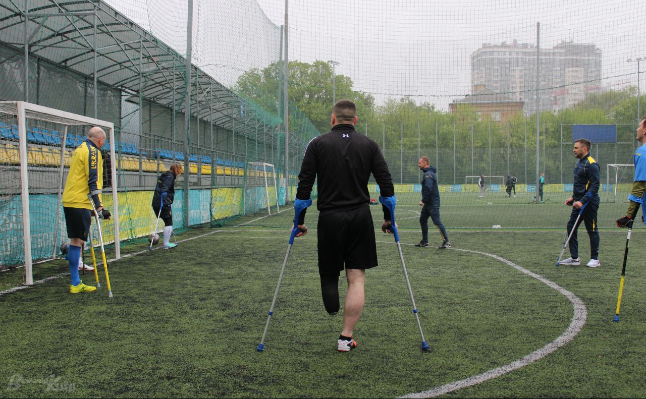 Спортсмени тренуються навіть попри несприятливу погоду. Фото: Олександра Плакіна