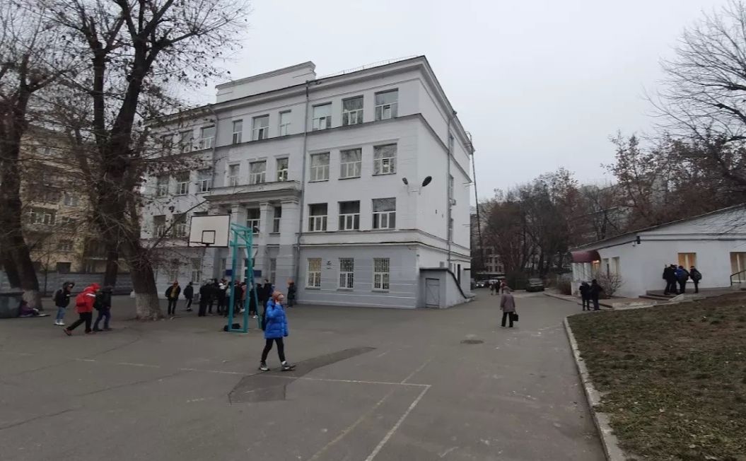 Школа, де стався інцидент зі стелею. Фото з відкритих джерел