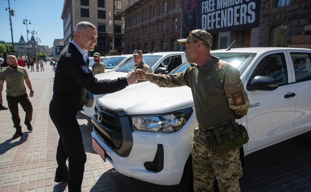 Військовим передали 20 новеньких пікапів Toyota Hilux. Фото: тг-канал Віталія Кличка