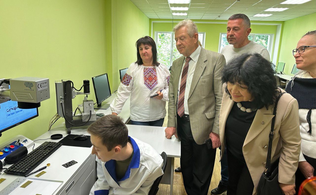 Представники бізнесу знайомляться з базою підготовки в «Киівському професійниому коледжі артдизайну». Фото: КТПП