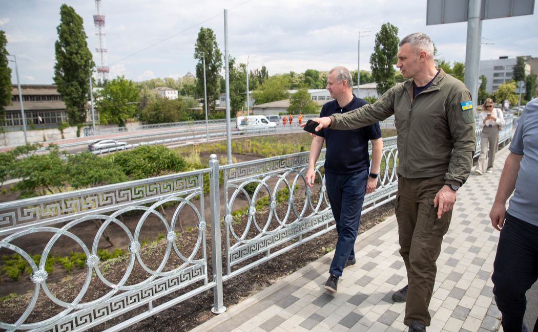 Мер Києва на оновленому Дегтярівському шляхопроводі. Фото: КМДА
