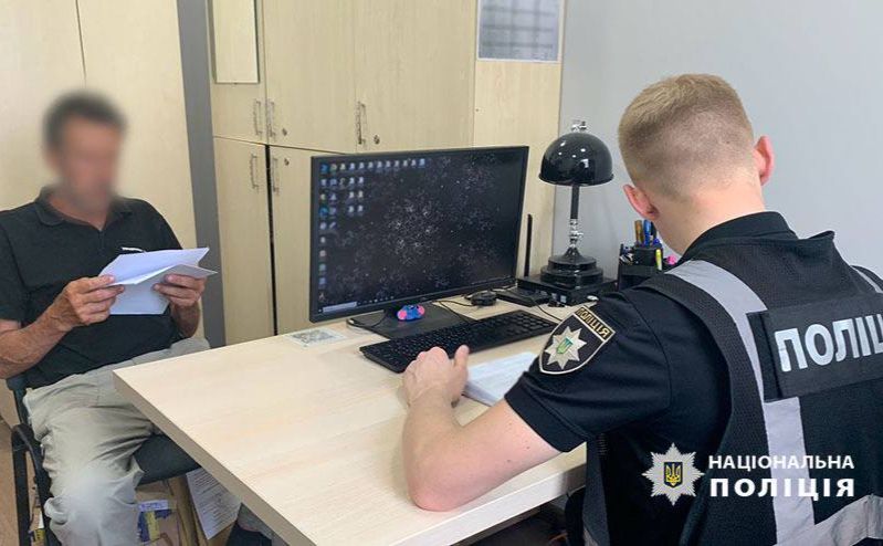 Затриманий поплічний нападника на волонтерку вже у відділку поліції. Фото: Поліція Києва