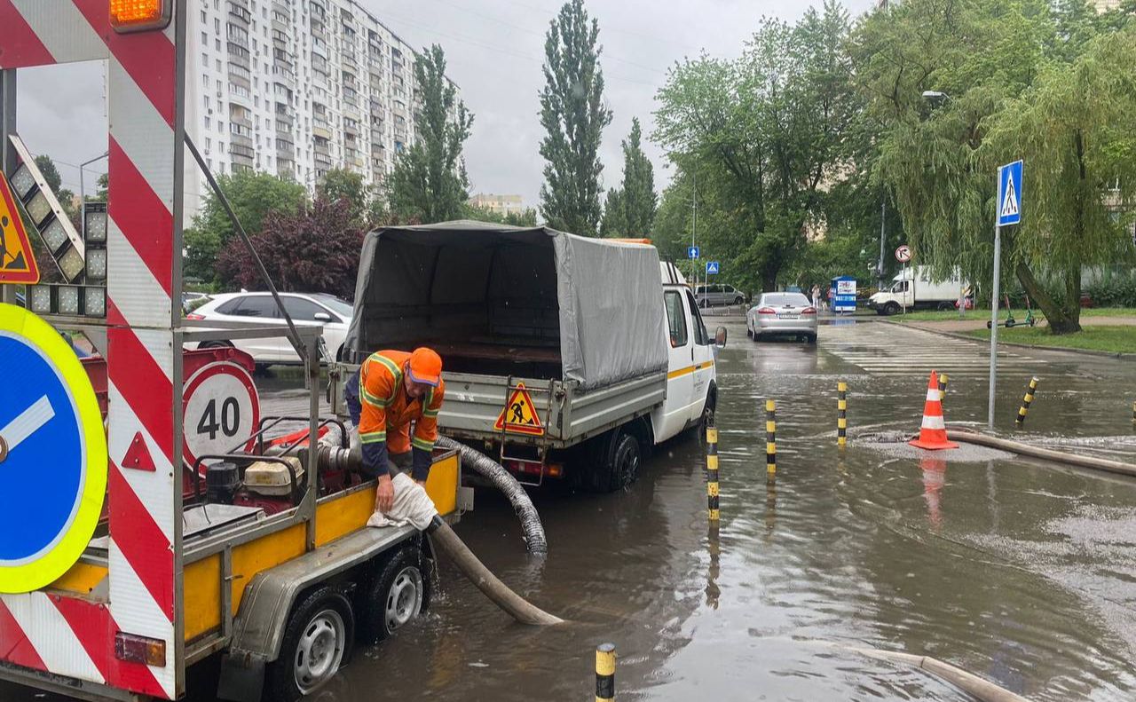 Працівники «Київавтодору» відкачують воду. Фото: КК «Київавтодор»