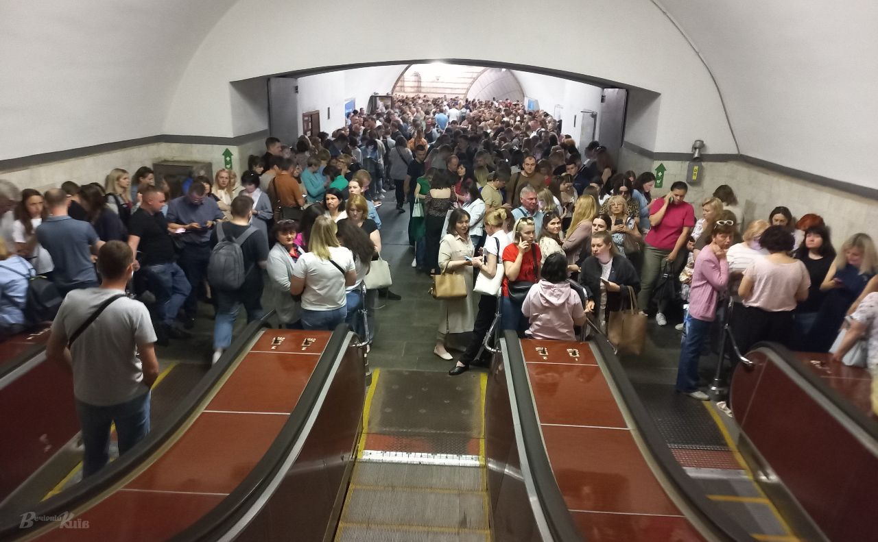 Кияни з дітьми прийшли у метро в час повітряної тривоги. Фото: Оля Косова