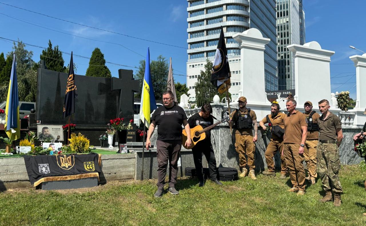 Біля могили легендарного командира. Фото: КО «Муніципальна Охорона»
